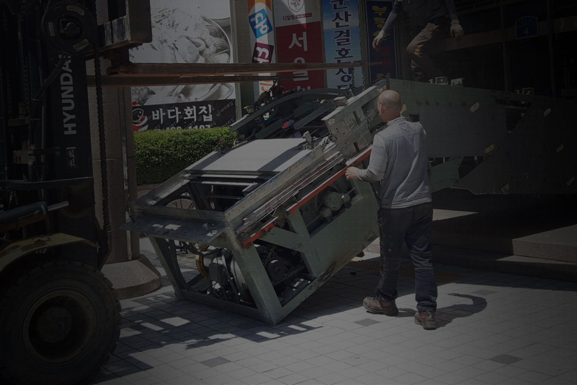 full_screen-image